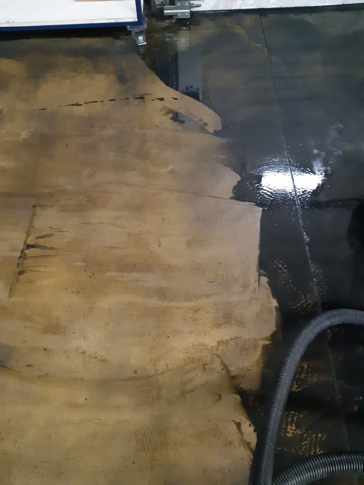 Detalj čišćenja poda s vidljivom razlikom