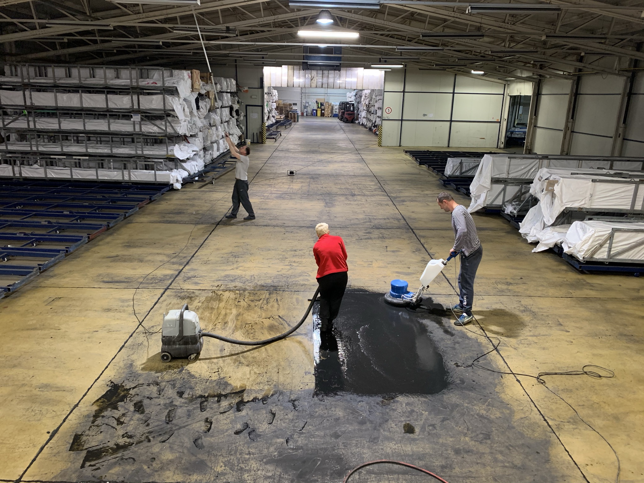 Strojno čišćenje industrijskog poda u hali